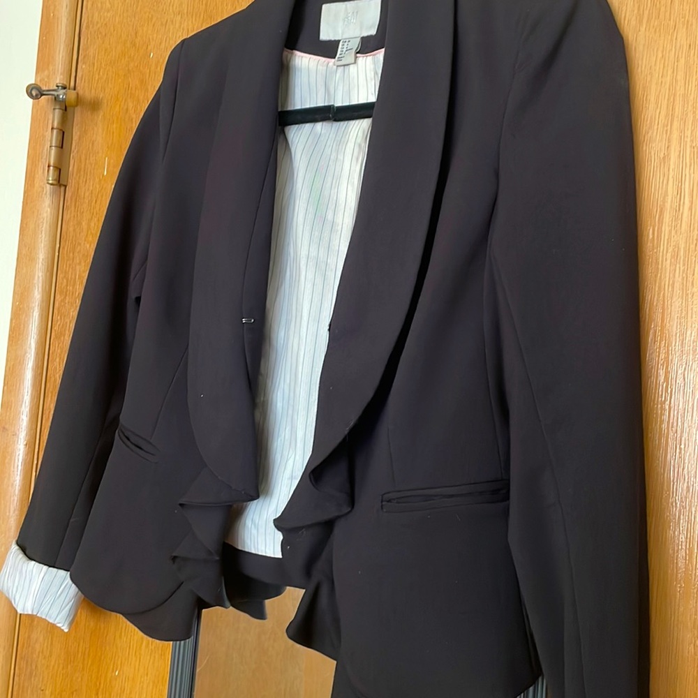 H&M Cropped Ruffle Blazer - Picture 4 of 4